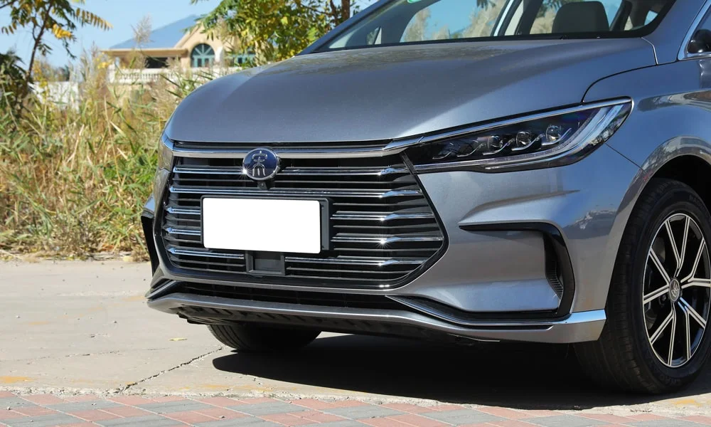 Фото BYD Song Max (2024) — вид спереди, фото 4. Передок в сером исполнении — крупная светотехника и выразительный бампер. Дневные ходовые огни включаются автоматически с запуском BYD Song Max (2024) — вид спереди, фото 4