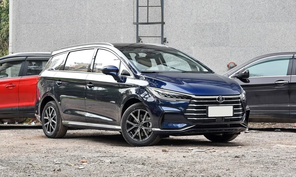 Фото BYD Song Max (2024) — вид спереди, фото 8. Анфас: пропорции капота, посадка кузова и графика ходовых огней. Рисунок ходовых огней — подпись модели, по нему её узнают в потоке BYD Song Max (2024) — вид спереди, фото 8