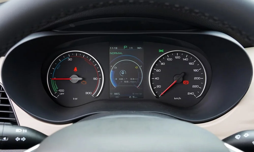 Фото BYD Song Max (2024) — приборная панель. Скорость, запас хода и подсказки ассистентов перед глазами BYD Song Max (2024) — приборная панель