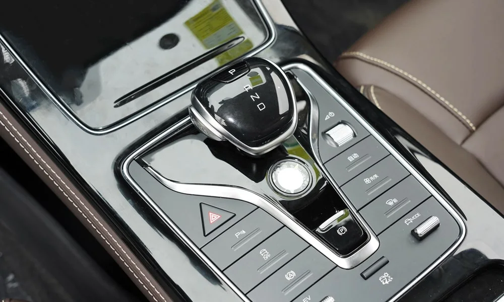 Фото BYD Song Max (2024) — селектор коробки передач. Управление коробкой: компактный селектор освобождает место на тоннеле BYD Song Max (2024) — селектор коробки передач