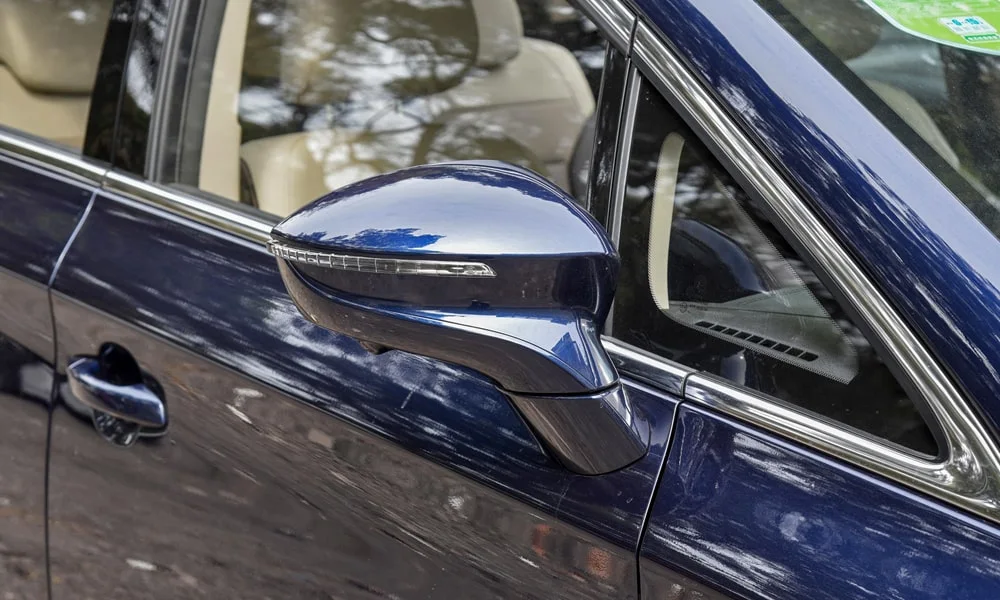 Фото BYD Song Max (2024) — наружное зеркало. Корпус зеркала в цвет кузова или контрастный чёрный — зависит от комплектации BYD Song Max (2024) — наружное зеркало
