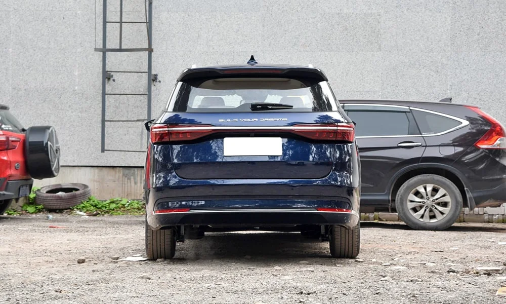 Фото BYD Song Max (2024) — вид сзади, фото 5. Графика фонарей, бампер и оформление пятой двери. Светодиодная полоса или раздельные секции — задняя оптика стала главным украшением кормы BYD Song Max (2024) — вид сзади, фото 5