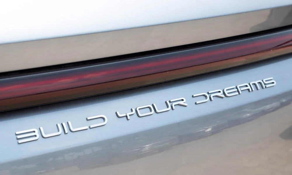 Фото BYD Song Pro (2024) — эмблема. Логотип марки крупным планом. Шильдик версии на корме помогает отличать комплектации BYD Song Pro (2024) — эмблема