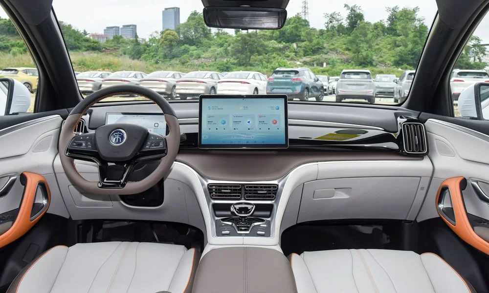 Фото BYD Song Pro (2024) — передняя панель. Компоновка экранов, дефлекторов и консоли. Мягкие материалы верхнего яруса и вставки задают уровень интерьера BYD Song Pro (2024) — передняя панель