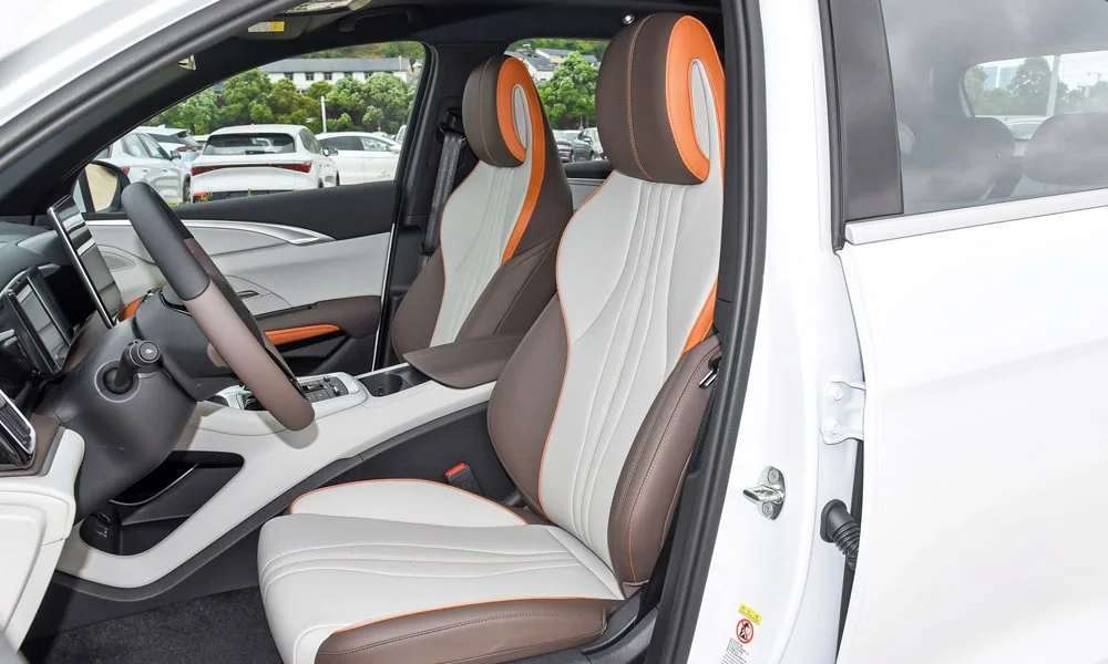 Фото BYD Song Pro (2024) — передние сиденья. Профиль кресел: боковая поддержка и подголовники BYD Song Pro (2024) — передние сиденья