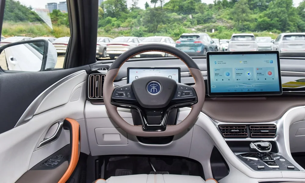 Фото BYD Song Pro (2024) — интерьер. Общий план салона: архитектура панели, консоль и кресла. Уровень отделки читается по стыкам панелей и мягким поверхностям в зонах касания BYD Song Pro (2024) — интерьер