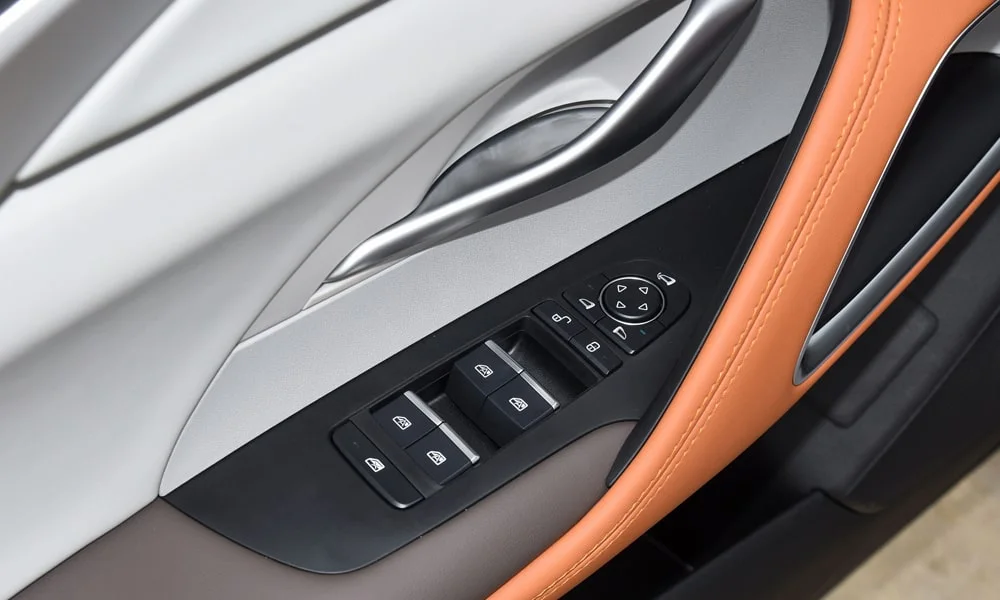 Фото BYD Song Pro (2024) — интерьер, фото 2. Общий план салона: архитектура панели, консоль и кресла. Уровень отделки читается по стыкам панелей и мягким поверхностям в зонах касания BYD Song Pro (2024) — интерьер, фото 2