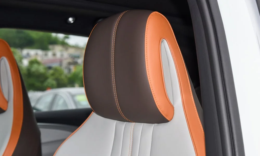Фото BYD Song Pro (2024) — интерьер, фото 4. Общий план салона: архитектура панели, консоль и кресла. Уровень отделки читается по стыкам панелей и мягким поверхностям в зонах касания BYD Song Pro (2024) — интерьер, фото 4