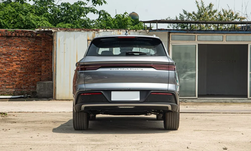 Фото BYD Song Pro (2024) — вид сзади, фото 5. Серый кузов сзади — фонари и бампер определяют ночной образ модели. Светодиодная полоса или раздельные секции — задняя оптика стала главным украшением кормы BYD Song Pro (2024) — вид сзади, фото 5