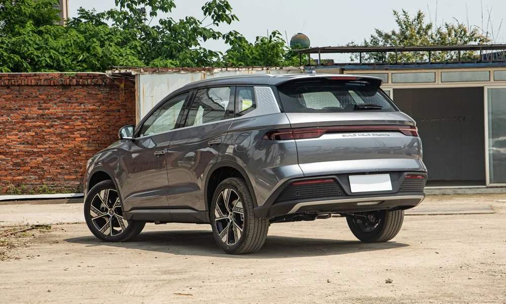 Фото BYD Song Pro (2024) — вид сзади, фото 6. Графика фонарей, бампер и оформление пятой двери. Насадки выхлопа или их имитация внизу бампера различают версии BYD Song Pro (2024) — вид сзади, фото 6