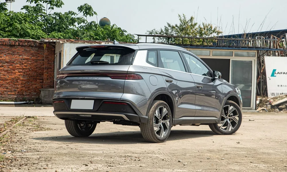 Фото BYD Song Pro (2024) — вид сзади, фото 7. Графика фонарей, бампер и оформление пятой двери. Светодиодная полоса или раздельные секции — задняя оптика стала главным украшением кормы BYD Song Pro (2024) — вид сзади, фото 7