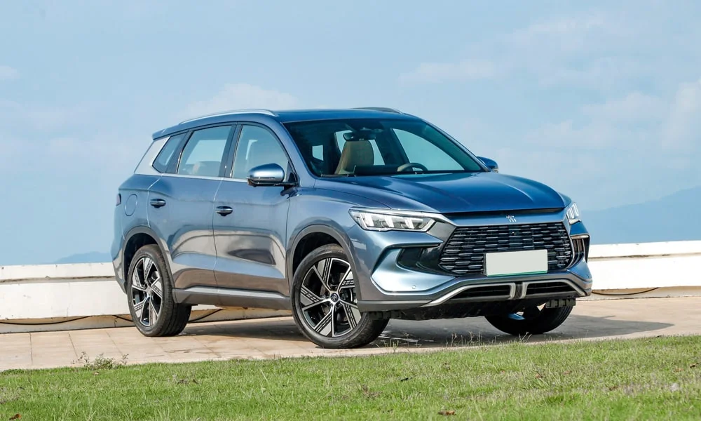 Фото BYD Song Pro (2024) — вид сбоку, фото 2. Синий кузов в профиль — пропорции, высота посадки и дизайн дисков. Длинная база — простор второго ряда; короткие свесы упрощают парковку BYD Song Pro (2024) — вид сбоку, фото 2