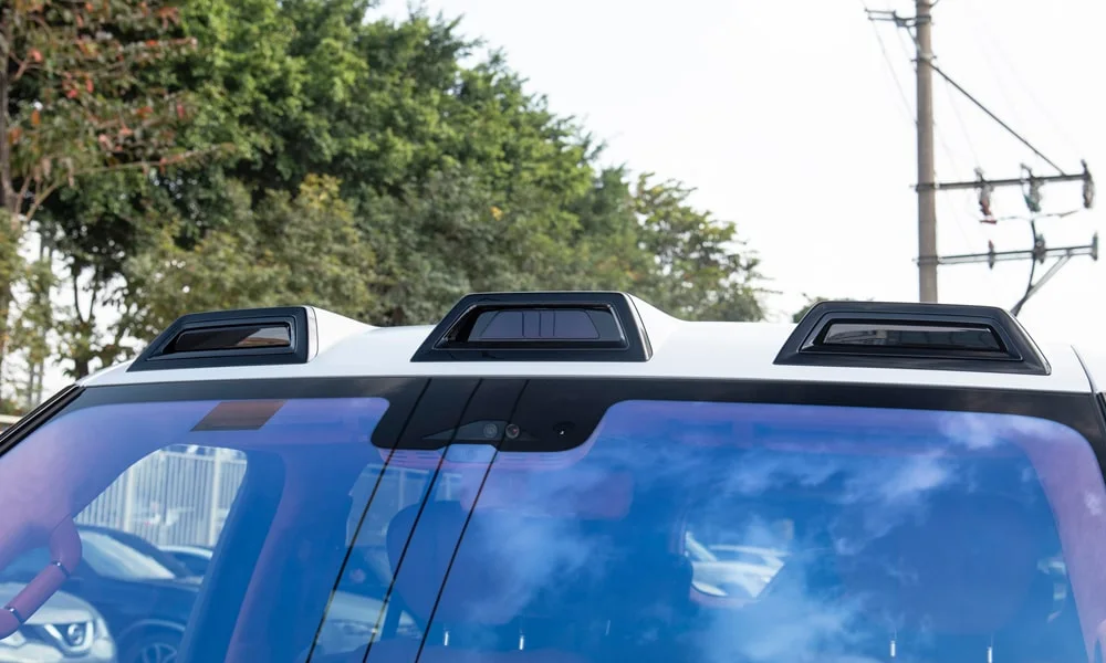Фото BYD Yangwang U8 (2024) — крыша. Линия крыши и панорамное остекление с высоты BYD Yangwang U8 (2024) — крыша
