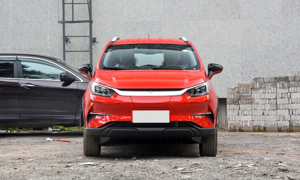 Фото BYD Yuan Pro (2024) — вид спереди, фото 3. Анфас: пропорции капота, посадка кузова и графика ходовых огней. Рисунок ходовых огней — подпись модели, по нему её узнают в потоке BYD Yuan Pro (2024) — вид спереди, фото 3