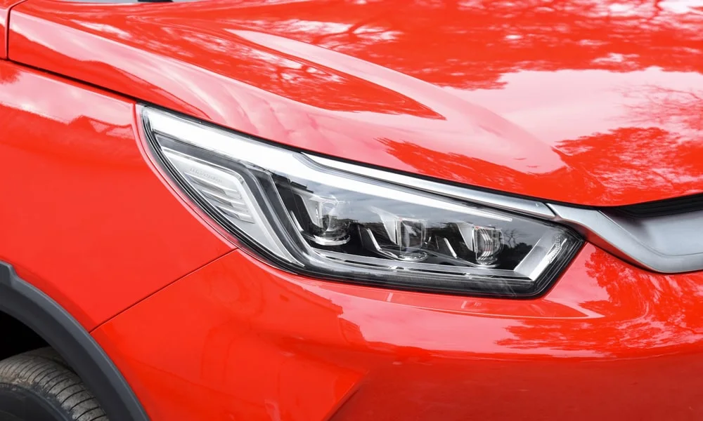 Фото BYD Yuan Pro (2024) — передняя оптика. Линзы и секции ходовых огней крупным планом. Автоматический дальний свет сам переключается при встречном разъезде — есть у ряда версий BYD Yuan Pro (2024) — передняя оптика