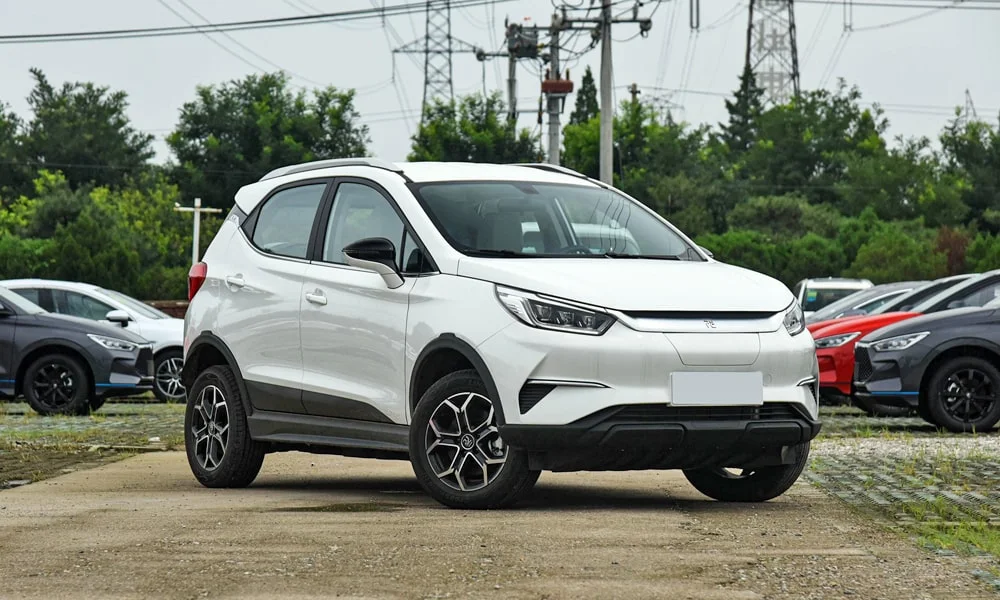 Фото BYD Yuan Pro (2024) — вид сбоку, фото 3. Белый кузов в профиль — пропорции, высота посадки и дизайн дисков BYD Yuan Pro (2024) — вид сбоку, фото 3