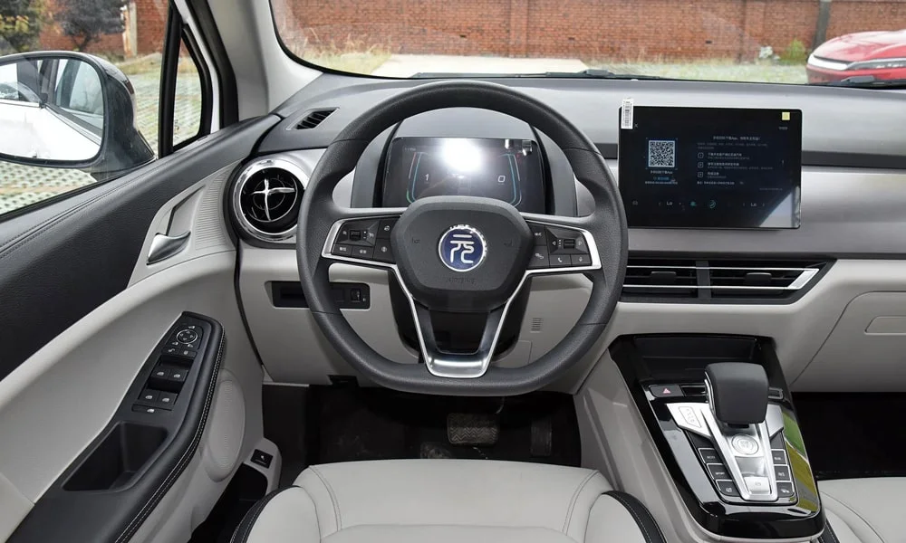 Фото BYD Yuan Pro (2024) — руль. Обшивка обода и компоновка спиц крупным планом. Обогрев обода — опция, которую оценят зимой BYD Yuan Pro (2024) — руль