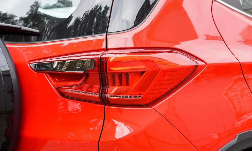 Фото BYD Yuan Pro (2024) — задние фонари. Рассеиватель фонаря вблизи: компоновка секций габарита, стопа и поворотника BYD Yuan Pro (2024) — задние фонари