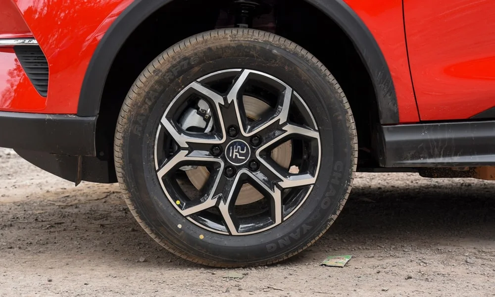 Фото BYD Yuan Pro (2024) — колесо и диск. Дизайн спиц и профиль резины крупным планом BYD Yuan Pro (2024) — колесо и диск