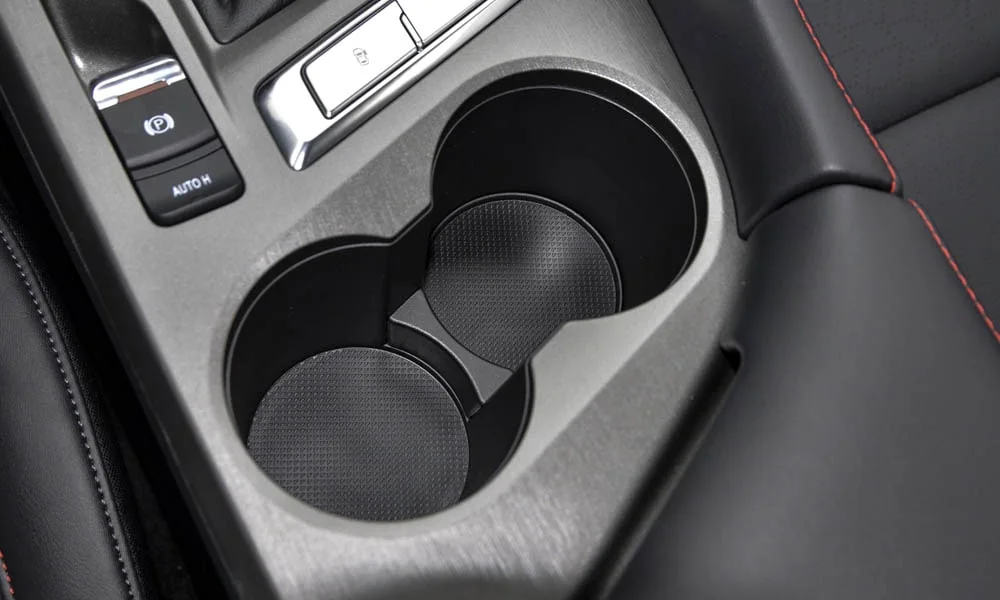 Фото Changan CS35 Plus (2022) — центральная консоль. Бокс консоли открыт: организация хранения между креслами. Продуманное хранение: подстаканники, ниша для смартфона и глубокий бокс Changan CS35 Plus (2022) — центральная консоль