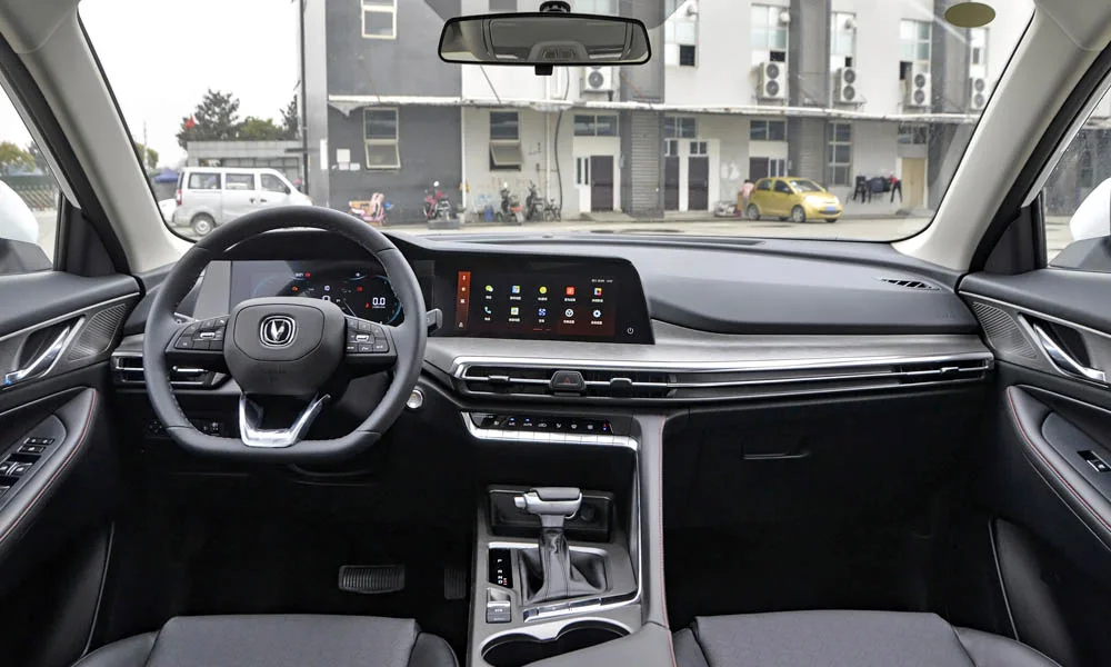 Фото Changan CS35 Plus (2022) — передняя панель. Компоновка экранов, дефлекторов и консоли. Минимум физических кнопок — ставка на экранное управление Changan CS35 Plus (2022) — передняя панель