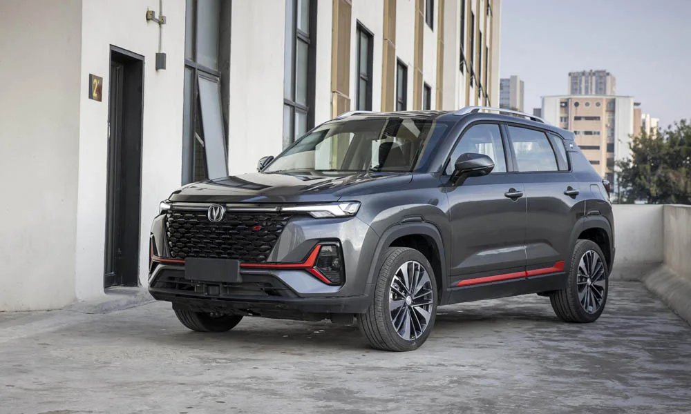Фото Changan CS35 Plus (2022) — вид спереди, фото 3. Передок в сером исполнении — крупная светотехника и выразительный бампер. Дневные ходовые огни включаются автоматически с запуском Changan CS35 Plus (2022) — вид спереди, фото 3