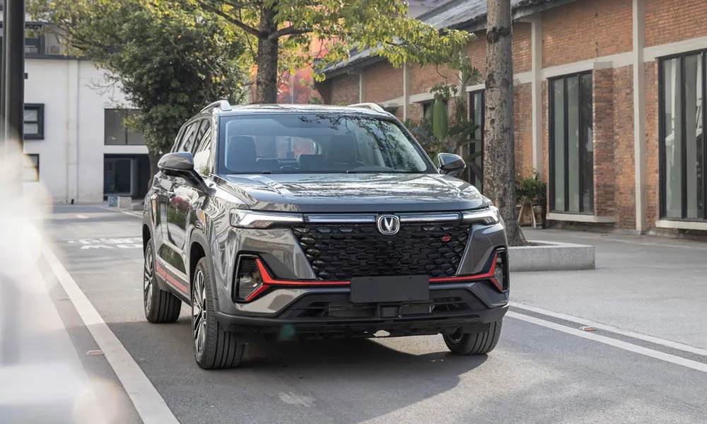 Фото Changan CS35 Plus (2022) — вид спереди, фото 4. Передок в чёрном исполнении — крупная светотехника и выразительный бампер Changan CS35 Plus (2022) — вид спереди, фото 4