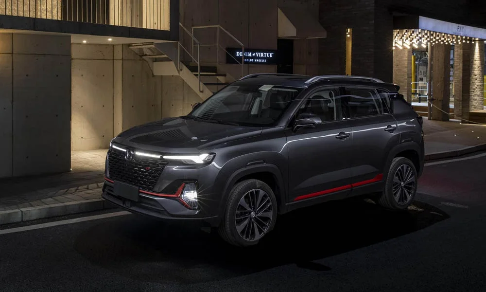 Фото Changan CS35 Plus (2022) — вид спереди, фото 5. Серый кузов, строгая симметрия оптики — базовый ракурс знакомства с дизайном. Дневные ходовые огни включаются автоматически с запуском Changan CS35 Plus (2022) — вид спереди, фото 5