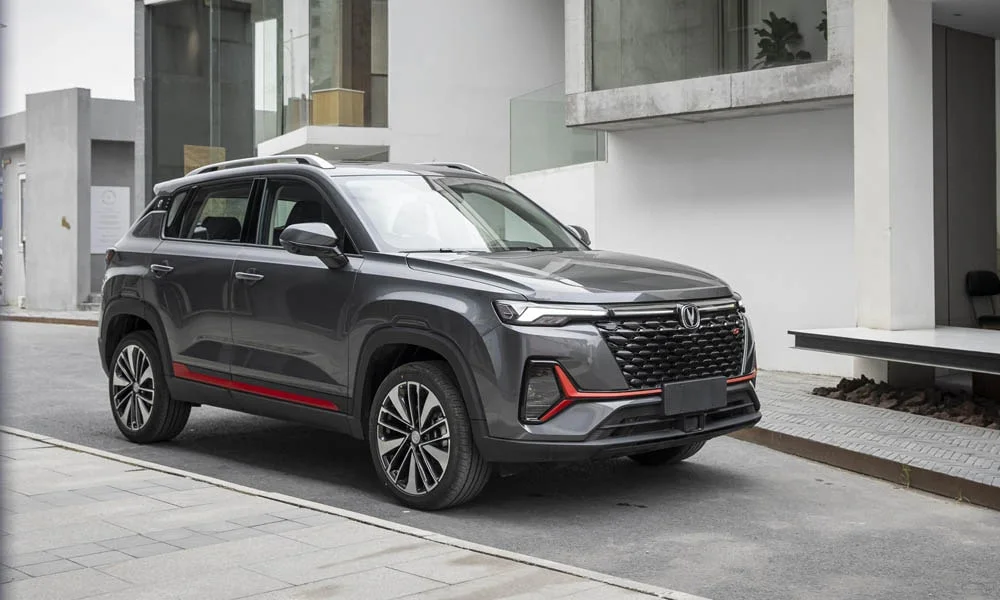 Фото Changan CS35 Plus (2022) — вид спереди, фото 6. Серый кузов, строгая симметрия оптики — базовый ракурс знакомства с дизайном. Рисунок ходовых огней — подпись модели, по нему её узнают в потоке Changan CS35 Plus (2022) — вид спереди, фото 6