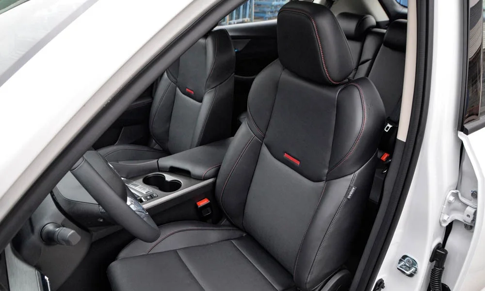 Фото Changan CS35 Plus (2022) — передние сиденья. Водительское и пассажирское кресла: обивка из перфорированной коже, профиль с боковой поддержкой. Перфорация обивки нужна для вентиляции — функции старших комплектаций Changan CS35 Plus (2022) — передние сиденья