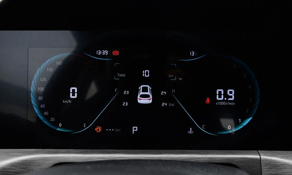Фото Changan CS35 Plus (2022) — приборная панель. Скорость, запас хода и подсказки ассистентов перед глазами. Компоновка приборов настраивается в меню у большинства версий Changan CS35 Plus (2022) — приборная панель