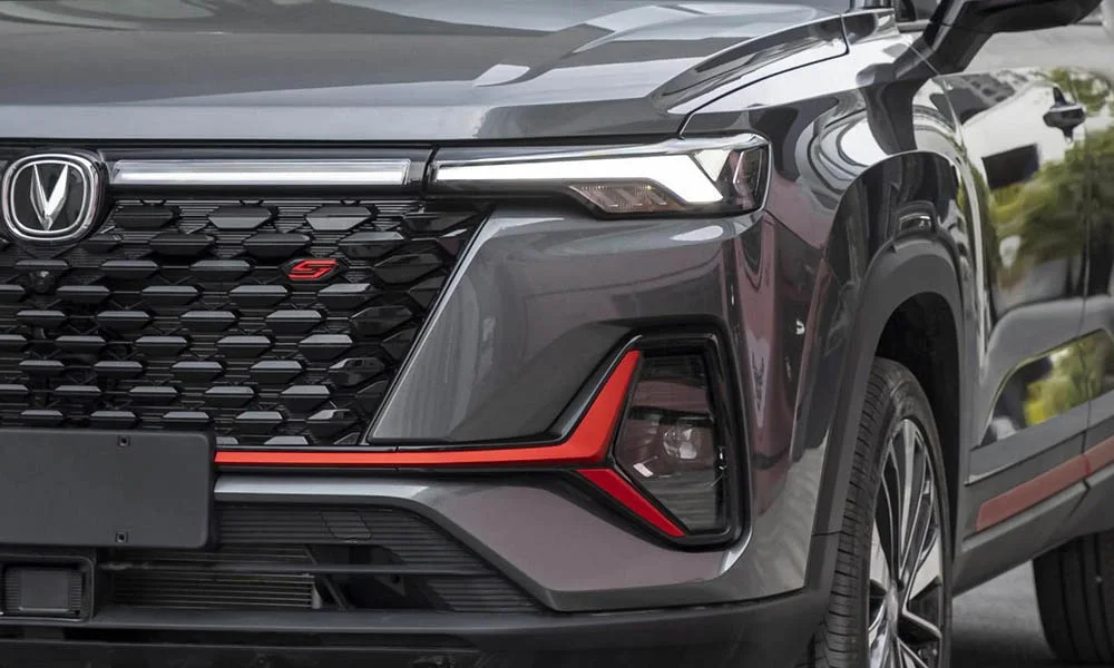 Фото Changan CS35 Plus (2022) — решётка радиатора. Фирменный рисунок облицовки — визитная карточка марки. Активные жалюзи за решёткой закрываются на трассе ради аэродинамики — есть у ряда моделей Changan CS35 Plus (2022) — решётка радиатора