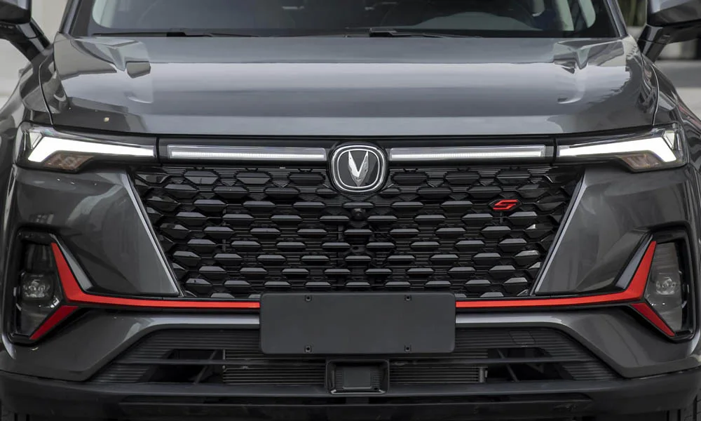Фото Changan CS35 Plus (2022) — решётка радиатора, фото 2. Фирменный рисунок облицовки — визитная карточка марки. Активные жалюзи за решёткой закрываются на трассе ради аэродинамики — есть у ряда моделей Changan CS35 Plus (2022) — решётка радиатора, фото 2
