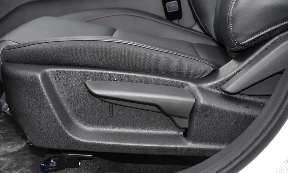 Фото Changan CS35 Plus (2022) — интерьер, фото 7. Общий план салона: архитектура панели, консоль и кресла. Уровень отделки читается по стыкам панелей и мягким поверхностям в зонах касания Changan CS35 Plus (2022) — интерьер, фото 7