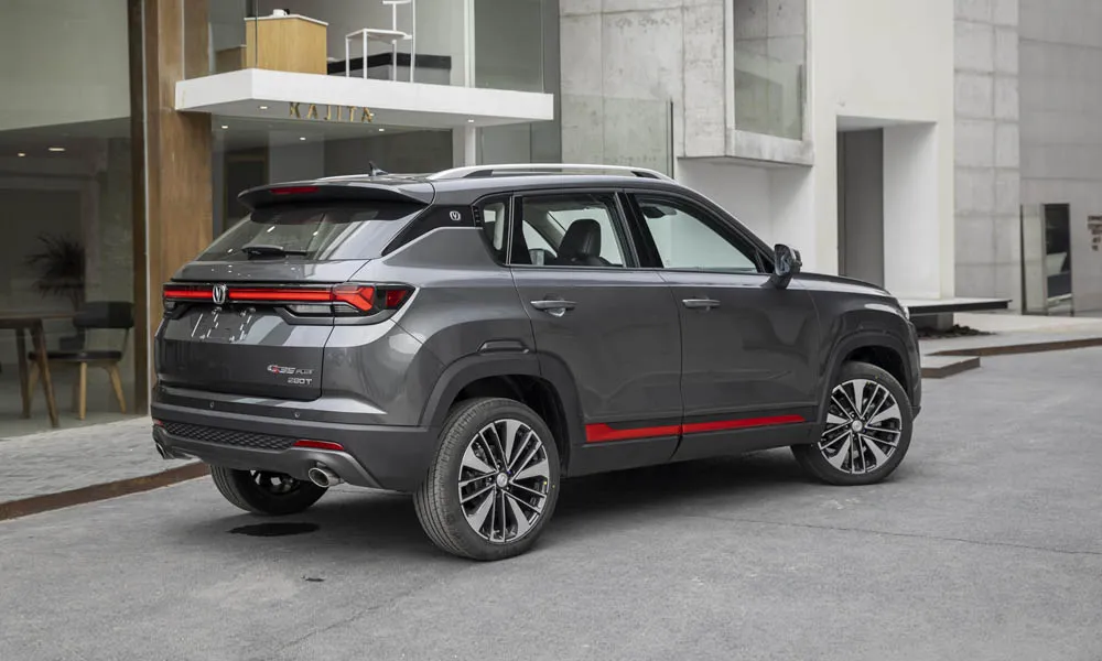 Фото Changan CS35 Plus (2022) — вид сзади, фото 3. Графика фонарей, бампер и оформление пятой двери. Насадки выхлопа или их имитация внизу бампера различают версии Changan CS35 Plus (2022) — вид сзади, фото 3