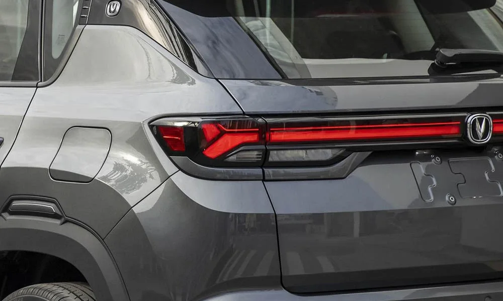 Фото Changan CS35 Plus (2022) — вид сзади, фото 4. Корма в сером цвете: графика фонарей и пластика пятой двери. Светодиодная полоса или раздельные секции — задняя оптика стала главным украшением кормы Changan CS35 Plus (2022) — вид сзади, фото 4