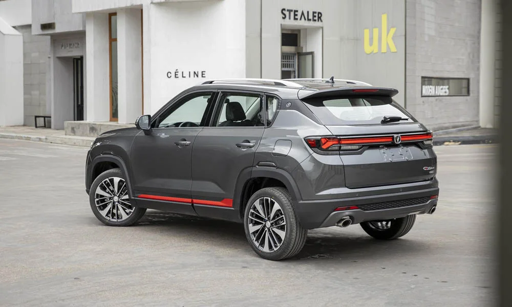 Фото Changan CS35 Plus (2022) — вид сзади, фото 5. Серый кузов сзади — фонари и бампер определяют ночной образ модели. Насадки выхлопа или их имитация внизу бампера различают версии Changan CS35 Plus (2022) — вид сзади, фото 5