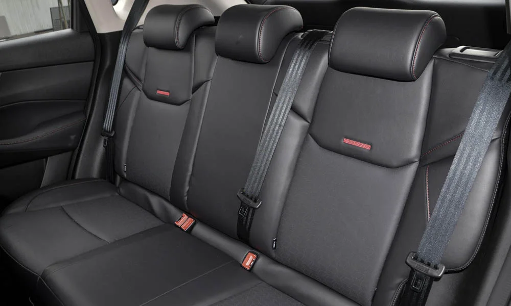 Фото Changan CS35 Plus (2022) — задние сиденья. Посадка второго ряда: подголовники и подлокотник. Спинки складываются под длинные грузы у большинства версий Changan CS35 Plus (2022) — задние сиденья