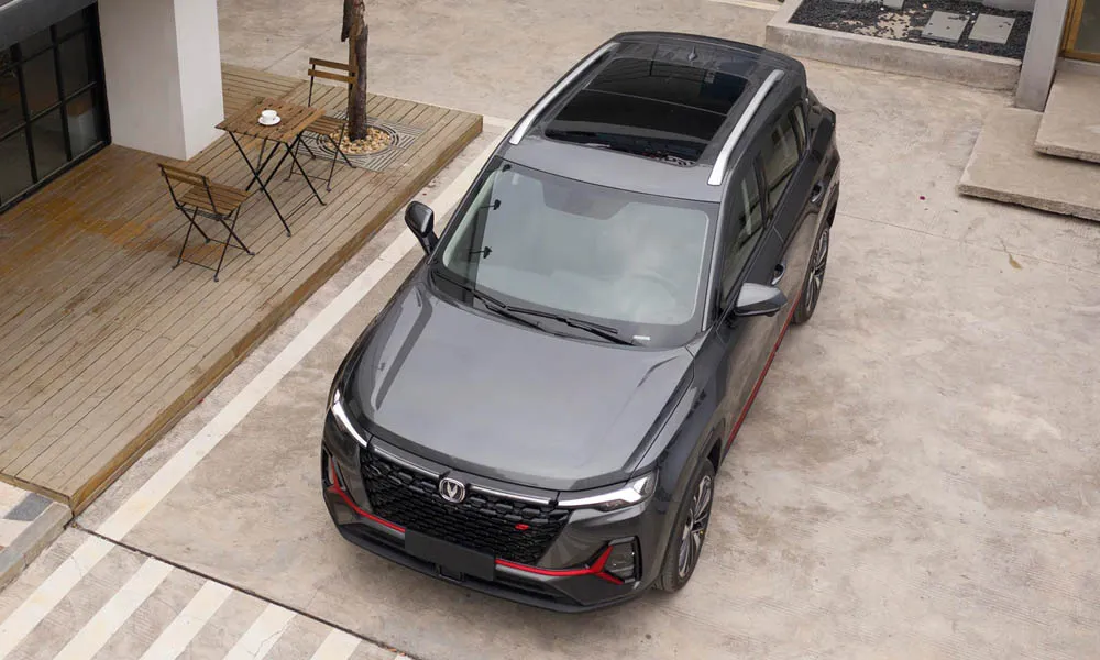 Фото Changan CS35 Plus (2022) — крыша. Линия крыши и панорамное остекление с высоты. Панорамное стекло зрительно увеличивает салон; шторка спасает в жару Changan CS35 Plus (2022) — крыша