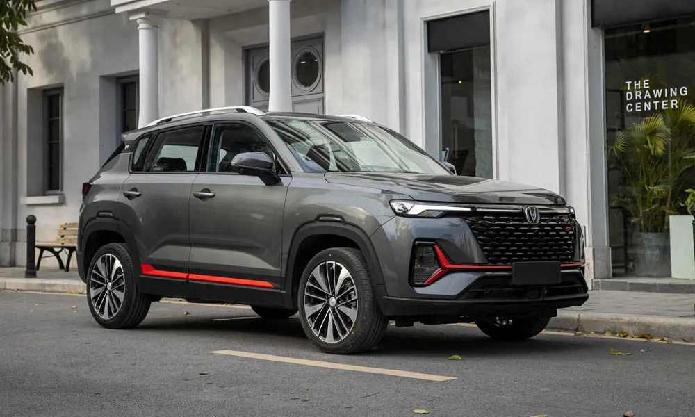 Фото Changan CS35 Plus (2022) — вид сбоку, фото 3. Профиль в сером цвете: соотношение колёсной базы и свесов Changan CS35 Plus (2022) — вид сбоку, фото 3