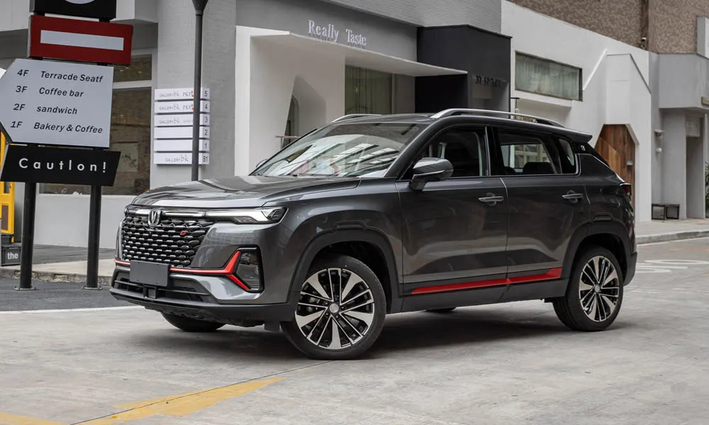 Фото Changan CS35 Plus (2022) — вид сбоку, фото 4. Серый кузов в профиль — пропорции, высота посадки и дизайн дисков Changan CS35 Plus (2022) — вид сбоку, фото 4