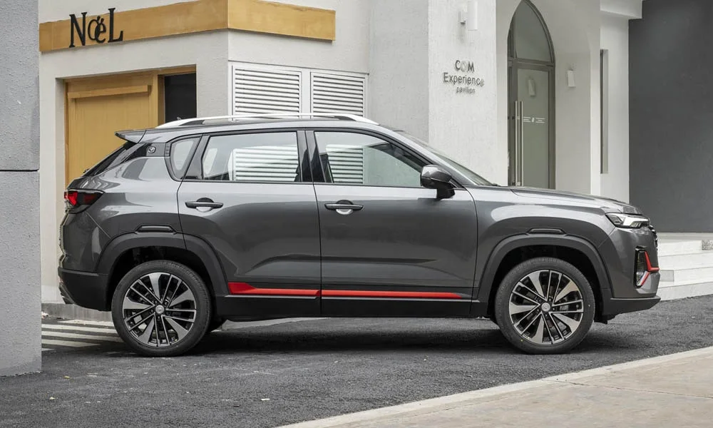 Фото Changan CS35 Plus (2022) — вид сбоку, фото 5. Серый кузов в профиль — пропорции, высота посадки и дизайн дисков. Хромированные или чёрные молдинги окон отличают комплектации Changan CS35 Plus (2022) — вид сбоку, фото 5