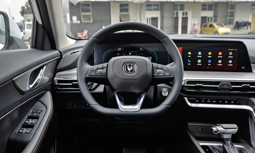 Фото Changan CS35 Plus (2022) — руль. Обшивка обода и компоновка спиц крупным планом. Клавиши на спицах управляют медиа, круизом и ассистентами — руки остаются на руле Changan CS35 Plus (2022) — руль