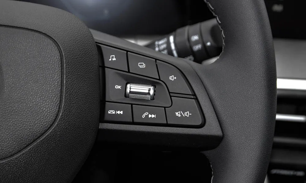 Фото Changan CS35 Plus (2022) — руль, фото 3. Обшивка обода и компоновка спиц крупным планом. Обогрев обода — опция, которую оценят зимой Changan CS35 Plus (2022) — руль, фото 3