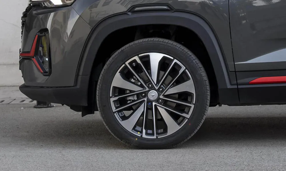 Фото Changan CS35 Plus (2022) — колесо и диск. Пятилучевой диск — классика, лёгкая в мойке и визуально стройная. Рекомендованные размеры шин и давление — на табличке в проёме водительской двери Changan CS35 Plus (2022) — колесо и диск