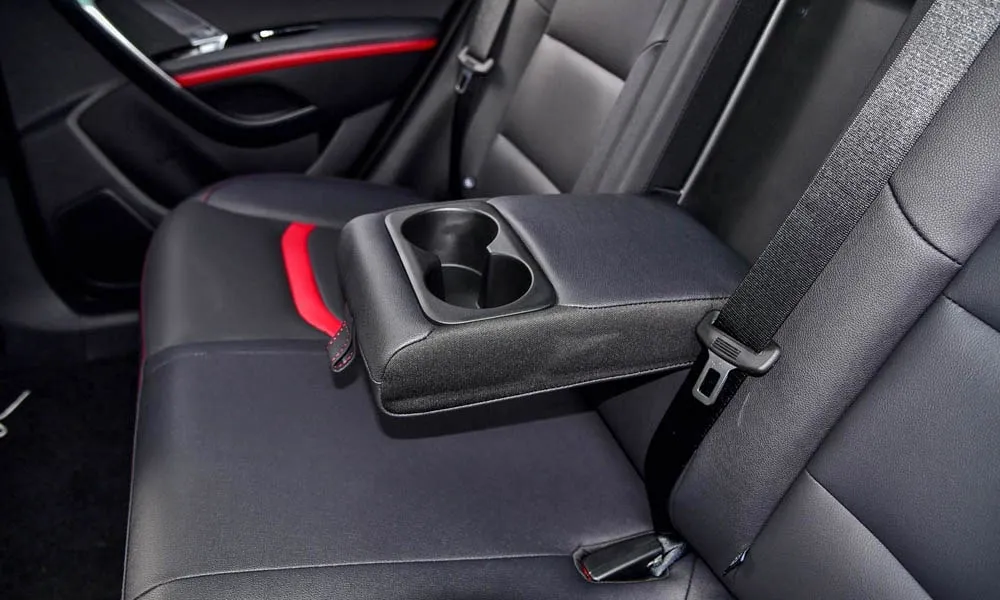 Фото Changan CS55 — центральный подлокотник. Подлокотник консоли: зона отдыха правой руки и крышка бокса Changan CS55 — центральный подлокотник