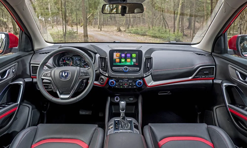 Фото Changan CS55 — передняя панель. Архитектура передней панели: ярусы, вставки и консоль в красно-чёрной гамме. Мягкие материалы верхнего яруса и вставки задают уровень интерьера Changan CS55 — передняя панель