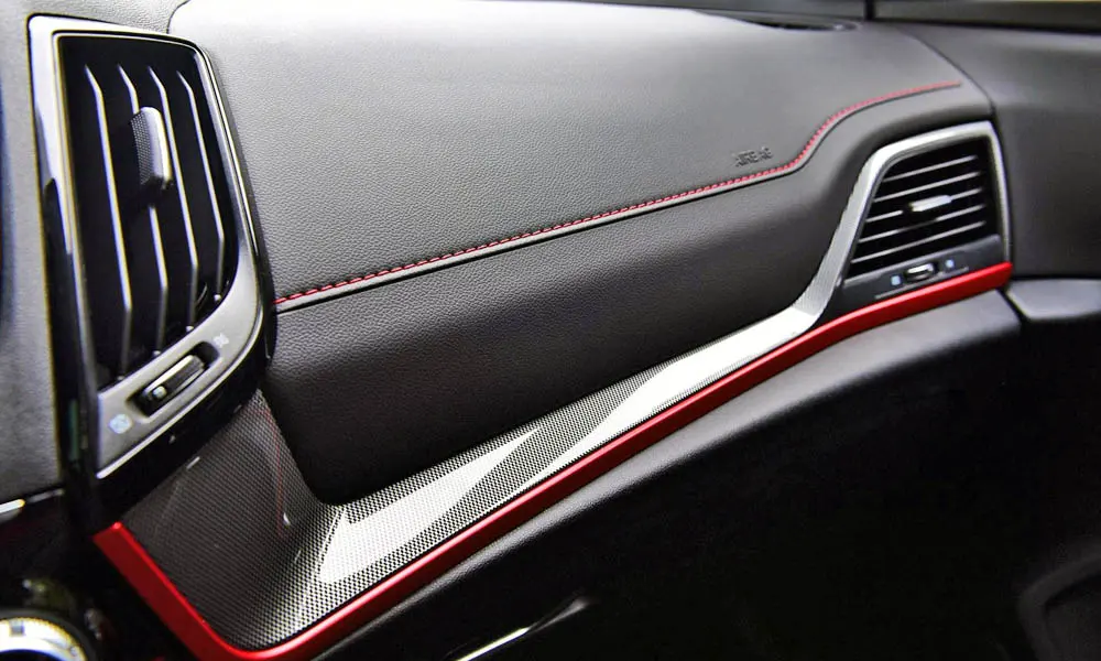 Фото Changan CS55 — дверная карта. Подлокотник, динамик и блок стеклоподъёмников. Мягкая вставка в зоне локтя — то, что чувствуешь каждый день Changan CS55 — дверная карта