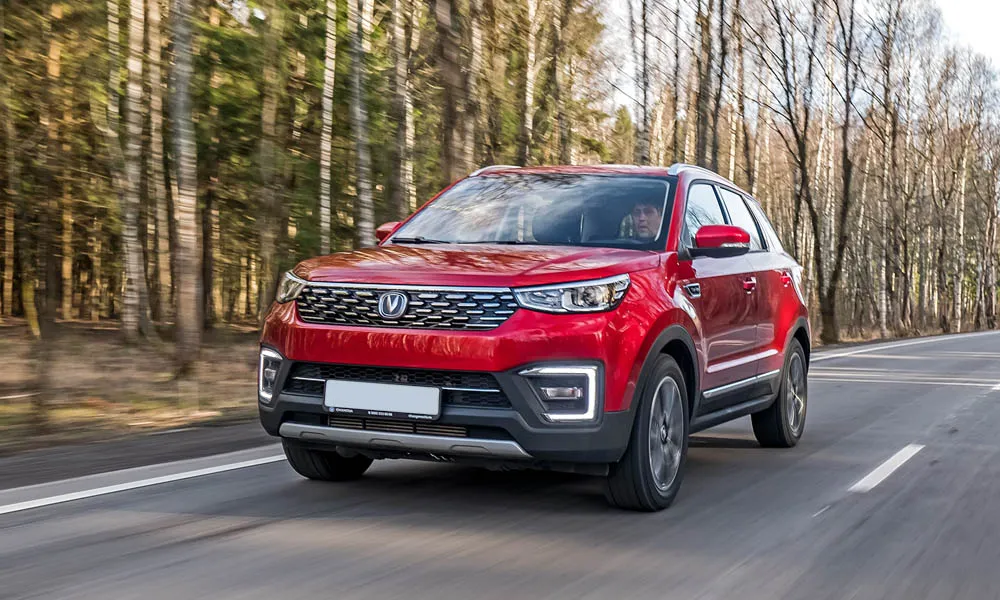 Фото Changan CS55 — вид спереди, фото 5. Анфас: пропорции капота, посадка кузова и графика ходовых огней Changan CS55 — вид спереди, фото 5