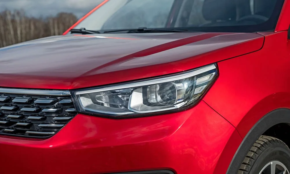 Фото Changan CS55 — вид спереди, фото 7. Красный кузов, строгая симметрия оптики — базовый ракурс знакомства с дизайном. Дневные ходовые огни включаются автоматически с запуском Changan CS55 — вид спереди, фото 7